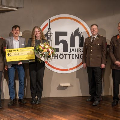 Teile des Festkomitees mit der Gewinnerin des Logowettbewerbes Christina Berger mit Klassenvorstand Willi Hofer - Medienkolleg Innsbruck