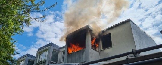 Wohnungsvollbrand in Mehrfamilienhaus