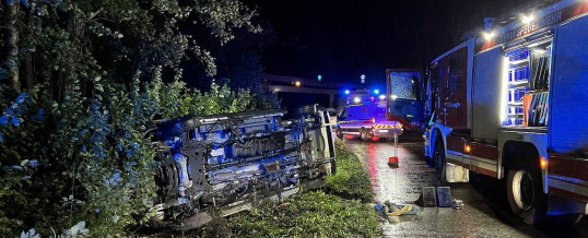 Rettungsfahrzeug umgekippt